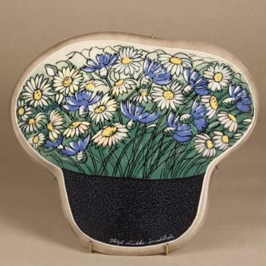 Arabia seinälaatta, Ruiskukka ja päivänkakkara, suunnittelija Heljä Liukko-Sundström, Ruiskukka ja päivänkakkara, serikuva, signeerattu, kukka-aihe