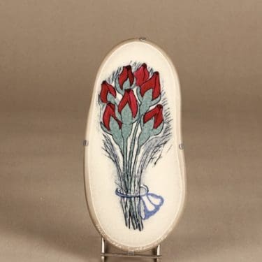 Arabia koristelaatta, Punaiset ruusunnuput, suunnittelija Heljä Liukko-Sundström, Punaiset ruusunnuput, serikuva, signeerattu, kukka-aihe