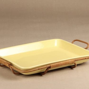 Arabia Kilta vati, keltainen, suunnittelija Kaj Franck, rottinkiteline