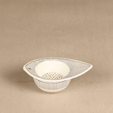 Arabia teesiivilä, mustavalkoinen, suunnittelija Esteri Tomula,