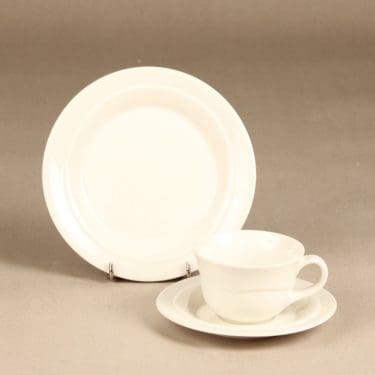 Arabia Tuuli kahvikuppi ja lautaset, valkoinen, suunnittelija Heljä Liukko-Sundström,