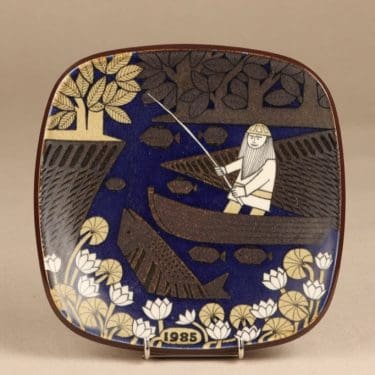 Arabia Kalevala vuosilautanen, 1985, suunnittelija Raija Uosikkinen, 1985, serikuva, Kalevala-aihe