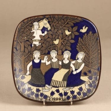 Arabia Kalevala vuosilautanen, 1989, suunnittelija Raija Uosikkinen, 1989, serikuva, Kalevala-aihe