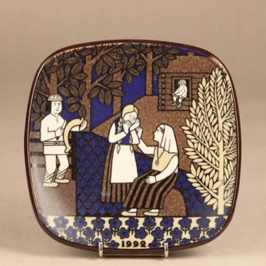 Arabia Kalevala vuosilautanen, 1992, suunnittelija Raija Uosikkinen, 1992, serikuva, Kalevala-aihe