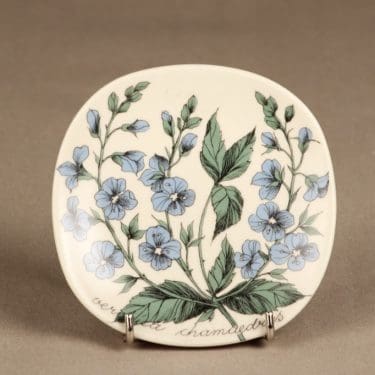 Arabia Botanica koristelautanen, Nurmitädyke, suunnittelija Esteri Tomula, Nurmitädyke, serikuva, kukka-aihe