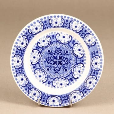 Arabia Ali lautanen, sininen, suunnittelija Raija Uosikkinen, kuparipainokoriste