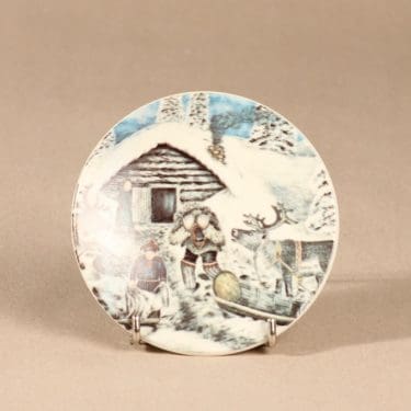 Arabia seinälautanen, Suurikokoinen mies, suunnittelija Andreas Alariesto, Suurikokoinen mies, Suurikokoinen mies, lappi-aihe, naivismi