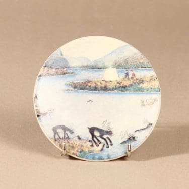 Arabia seinälautanen, Valtakuntien rajapyykki, suunnittelija Andreas Alariesto, Valtakuntien rajapyykki, Valtakuntien rajapyykki, lappi-aihe, naivismi