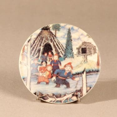 Arabia seinälautanen, Puron ylitys, suunnittelija Andreas Alariesto, Puron ylitys, Puron ylitys, lappi-aihe, naivismi