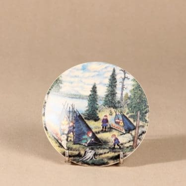 Arabia seinälautanen, Rakovalkealla, suunnittelija Andreas Alariesto, Rakovalkealla, Rakovalkealla, lappi-aihe, naivismi