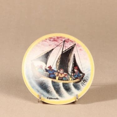 Arabia seinälautanen, Purjevene, suunnittelija Andreas Alariesto, Purjevene, Purjevene, lappi-aihe, naivismi