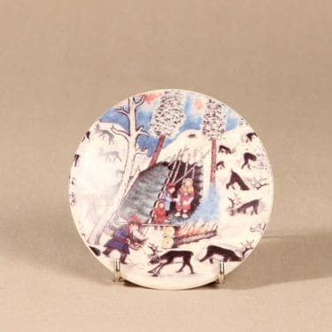 Arabia seinälautanen, Lappalaisen laavu, suunnittelija Andreas Alariesto, Lappalaisen laavu, Lappalaisen laavu, lappi-aihe, naivismi