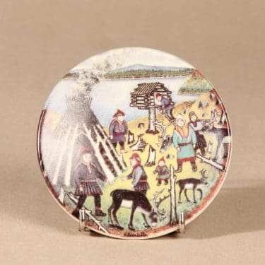 Arabia seinälautanen, Kolttain asuinpaikka, suunnittelija Andreas Alariesto, Kolttain asuinpaikka, Kolttain asuinpaikka, lappi-aihe, naivismi