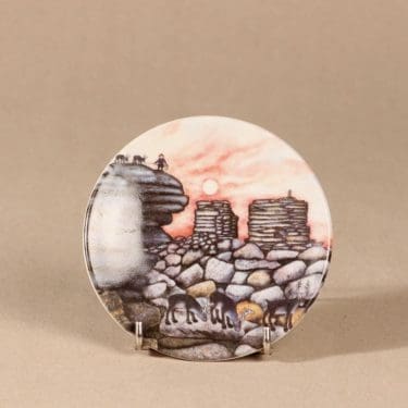 Arabia seinälautanen, Kivipaadet ilta-auringossa, suunnittelija Andreas Alariesto, Kivipaadet ilta-auringossa, Kivipaadet ilta-auringossa, lappi-aihe, naivismi