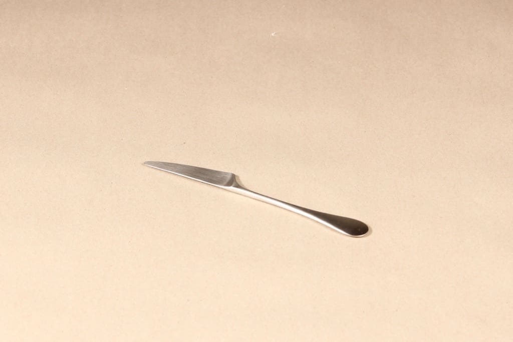 Hackman Mango jälkiruokaveitsi, hopeanvärinen, suunnittelija Nanny Still,