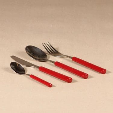 Hackman Hackminna aterimet, punainen, teräs, 16 kpl, suunnittelija Ahti Majuri,