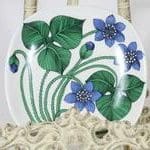 Arabia Botanica Metsäorvokki koristelautanen, suunnittelija Esteri Tomula, Viola riviniana