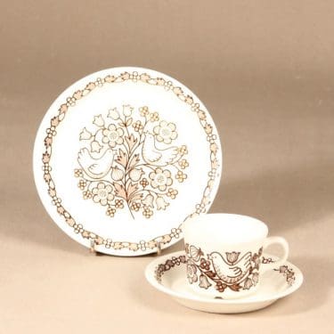 Arabia Sirkku kahvikuppi ja lautaset, tilaustyö, 3 kpl, suunnittelija Esteri Tomula, tilaustyö, serikuva