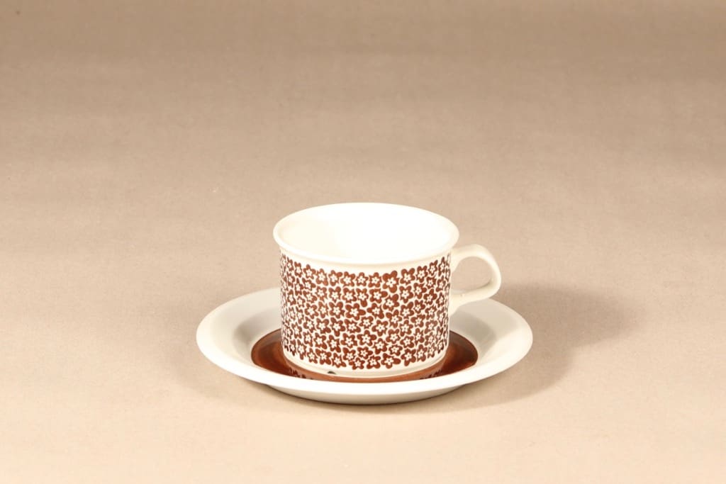 Arabia Faenza kukka teekuppi, ruskeakukka, suunnittelija Inkeri Seppälä, ruskeakukka, serikuva, kukka-aihe