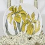 Arabia Botanica Keltakurjenmiekka koristelautanen, suunnittelija Esteri Tomula