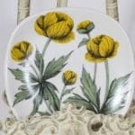 Arabia Botanica Keltakurjenmiekka koristelautanen, suunnittelija Esteri Tomula