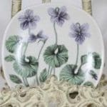 Arabia Botanica Keltakurjenmiekka koristelautanen, suunnittelija Esteri Tomula