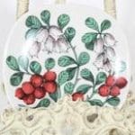 Arabia Botanica Suomuurain Lakka koristelautanen, suunnittelija Esteri Tomula