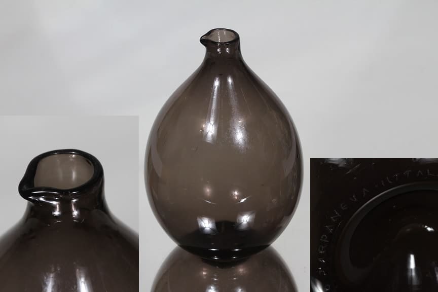 Lintupullon väri poikkeaa i-väreistä ja nokan driivaus on epäonnistunut, joten nokka on jäänyt nysäksi. Laadunvarmistus ei olisi päästänyt tätä 1-luokkaisena myyntiin. Signeeraus on poikkeava ja se on tehty poikkeavaan kohtaan esinettä. Signeeraus on todennäköisesti väärennetty.