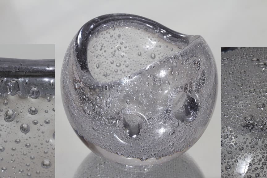 Hiidenhelmen soodakuplat tuntuvat esineen sisäpinnassa voimakkaina eikä esine todennäköisesti olisi aikoinaan läpäissyt laadunvarmistusta. Lasimuseon asiantuntija-arvio paljasti, ettei 50-luvulla ole käytetty tekniikkaa, jolla esine on signeerattu. Signeeraus on väärennetty.