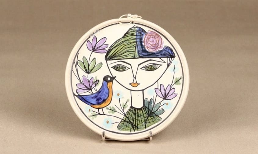 Kupittaan Savi valmisti Laila Zinkin suunnitteleman koristelautasen 1950-luvulla