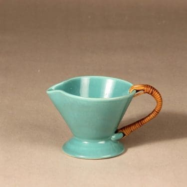 Kupittaan savi kermakko, rottinkikahva, suunnittelija , rottinkikahva, käsinmaalattu