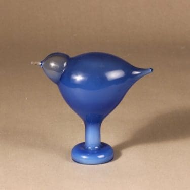 Nuutajärvi Birds by Toikka taidelasilintu, Suvisirri, suunnittelija Oiva Toikka, Suvisirri, signeerattu, sesonkituote, jalallinen