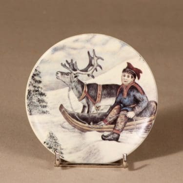 Arabia seinälautanen, Poromies pulkassaan, suunnittelija Andreas Alariesto, Poromies pulkassaan, serikuva, lappi-aihe