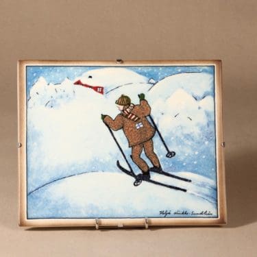 Arabia Hiihtelen hankia hiljakseen seinätaulu, Hiihtelen hankia hiljakseen, suunnittelija Heljä Liukko-Sundström, Hiihtelen hankia hiljakseen, serikuva, signeerattu