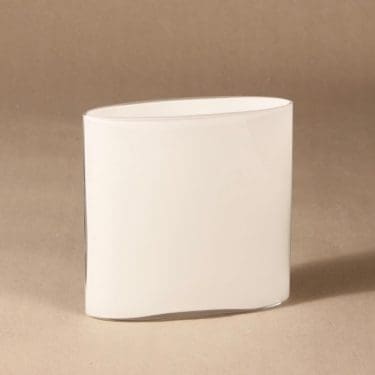 Iittala 3036 maljakko, Ovalis, suunnittelija Tapio Wirkkala, Ovalis, konesigneerattu