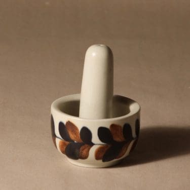 Arabia mortteli, käsinmaalattu, 1+1 kpl, suunnittelija Gunvor Olin-Grönqvist, käsinmaalattu, käsinmaalattu, signeerattu