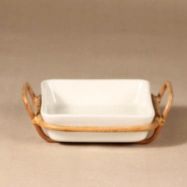 Arabia Kilta bowl, rattan rack, white, designer Kaj Franck
