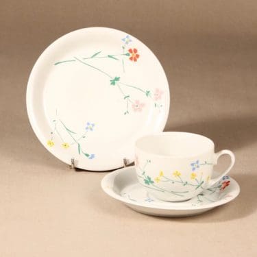 Marimekko kahvikuppi ja lautaset, 2 kpl, suunnittelija , 2 kpl, kukka-aihe
