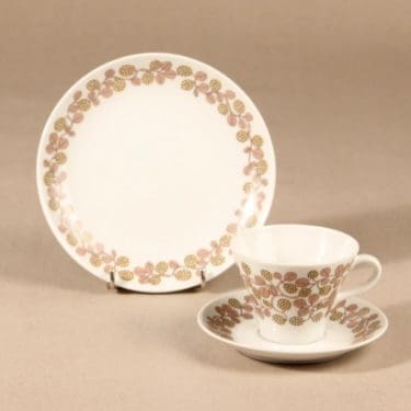Arabia Marjatta coffee cups and saucer, 3 piece, designer Raija Uosikkinen, silk screening