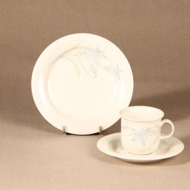 Arabia Sinikello kahvikuppi ja lautaset, sininen, suunnittelija Esteri Tomula, serikuva, kukka-aihe