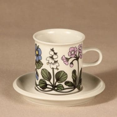 Arabia Flora kahvikuppi, suunnittelija Esteri Tomula, kukkakuvio