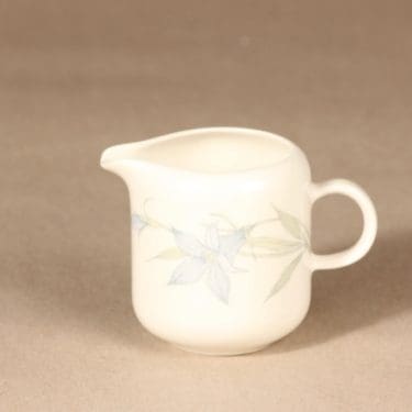 Arabia Sinikello kermakko, sininen, suunnittelija Esteri Tomula, kukka-aihe, serikuva, pieni