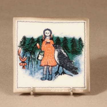 Arabia Mari ja varis, seinälaatta, suunnittelija Heljä Liukko-Sundström, seinälaatta, serikuva, pieni