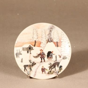 Arabia seinälautanen, Lapinkylä talvitunnelmissa, suunnittelija Andreas Alariesto, Lapinkylä talvitunnelmissa, serikuva, pieni