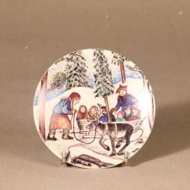 Arabia seinälautanen, Lappalaiset ajanvietepuuhissa, suunnittelija Andreas Alariesto, Lappalaiset ajanvietepuuhissa, serikuva, pieni