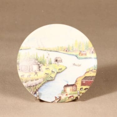 Arabia seinälautanen, Lappalainen kylä, suunnittelija Andreas Alariesto, Lappalainen kylä, serikuva, pieni