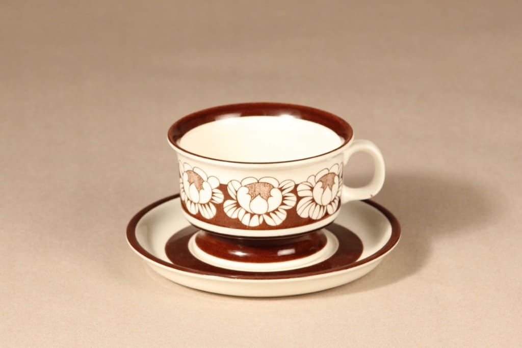 Arabia Katrilli teekuppi, ruskea, suunnittelija Esteri Tomula, serikuva