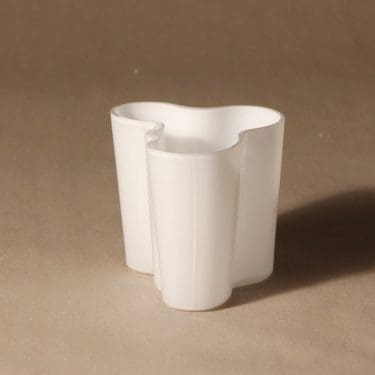 Iittala Aalto  maljakko, valkoinen, suunnittelija Alvar Aalto, konesigneeraus