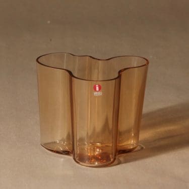 Iittala Aalto  maljakko, rionruskea, suunnittelija Alvar Aalto, konesigneeraus