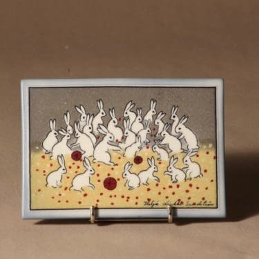 Arabia seinälaatta, Ryhmäkuvassa, suunnittelija Heljä Liukko-Sundström, Ryhmäkuvassa, jänisaihe, serikuva